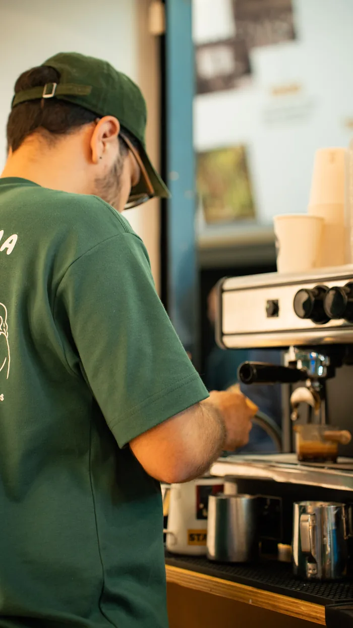 Barista preparando espresso na máquina