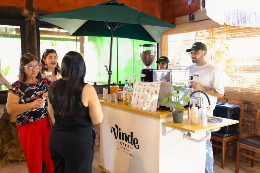 Thiago servindo convidados no coffee cart