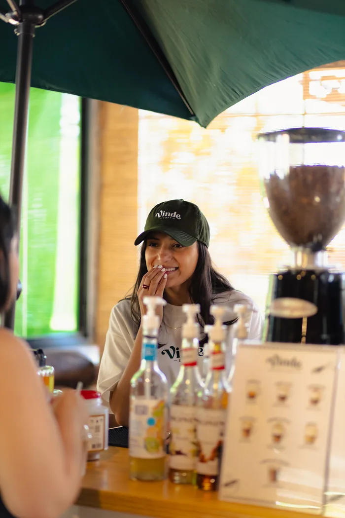 Giovanna sorrindo na estação de café