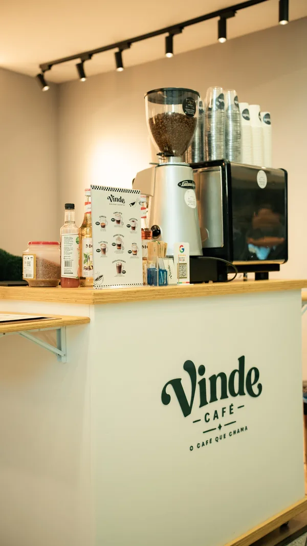 Moedor de café e copos da Vinde Café