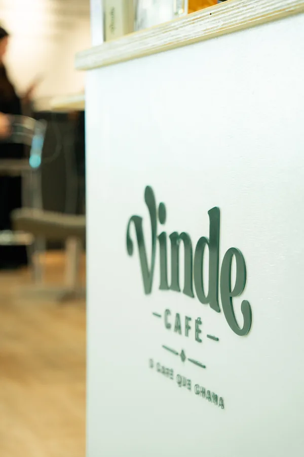 Detalhe do logo Vinde Café no coffee cart