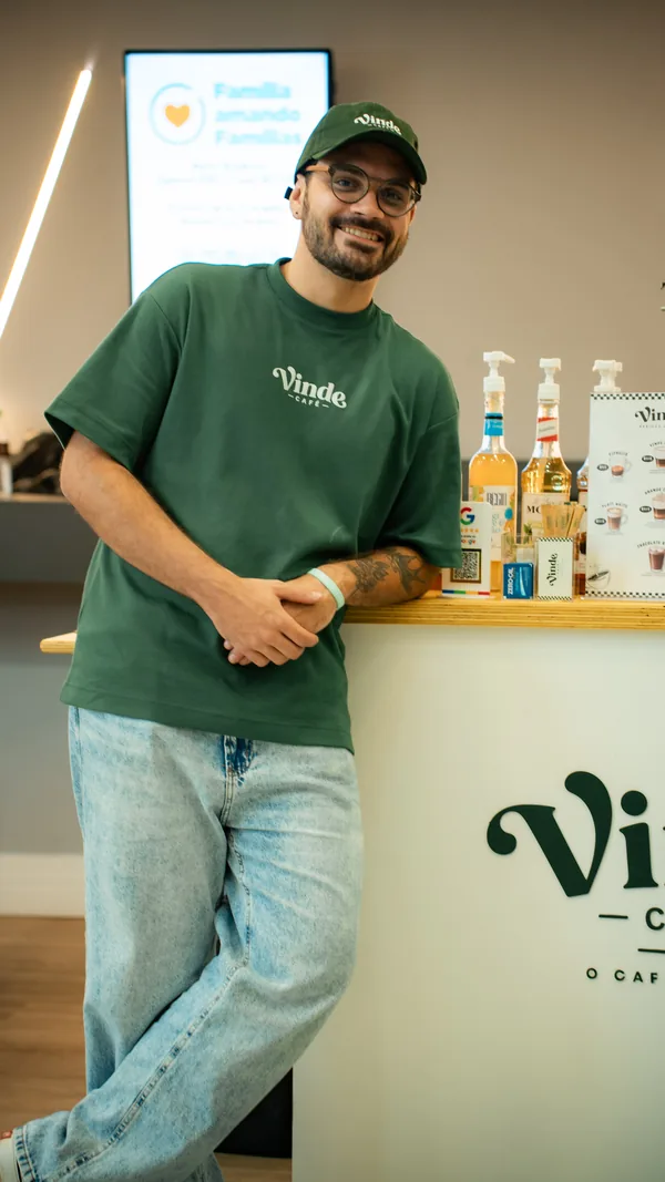 Thiago, cofundador da Vinde Café
