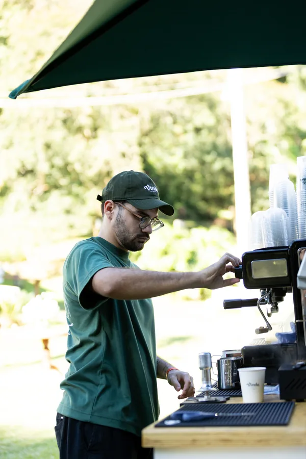 Barista preparando bebida no coffee cart