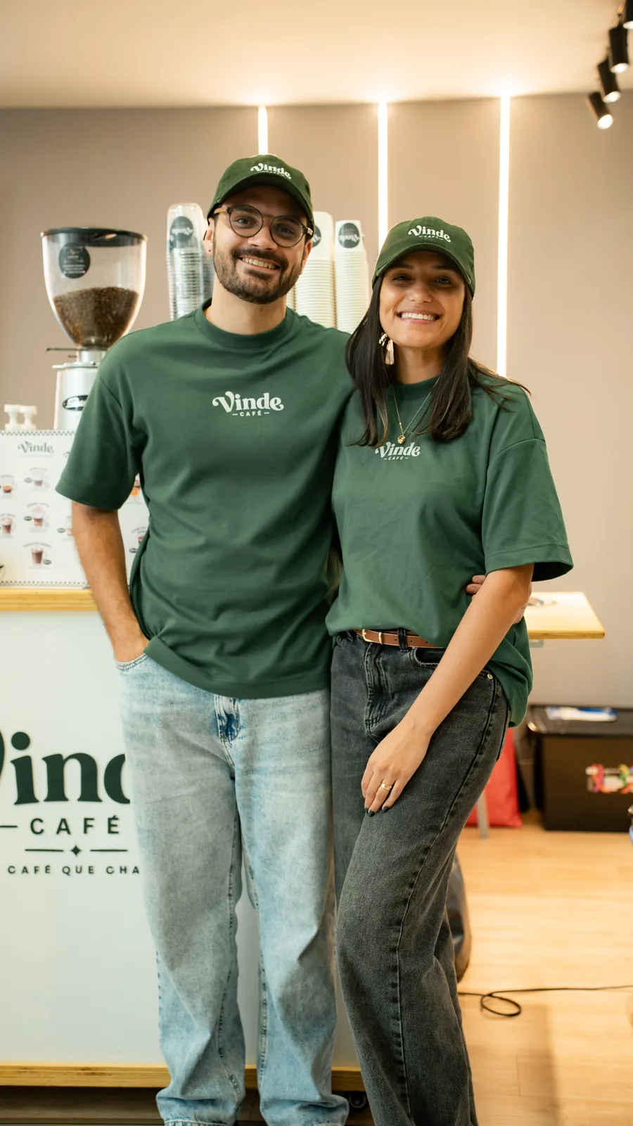 Thiago e Giovanna, fundadores da Vinde Café
