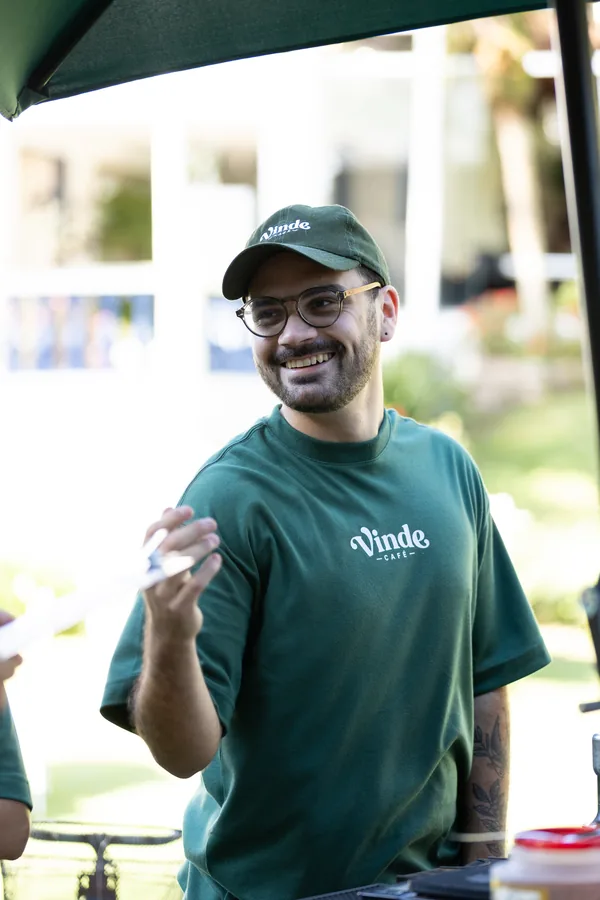 Barista sorrindo no atendimento