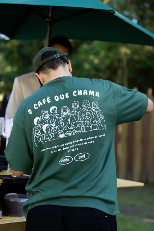 Camiseta da Vinde Café com o café que chama